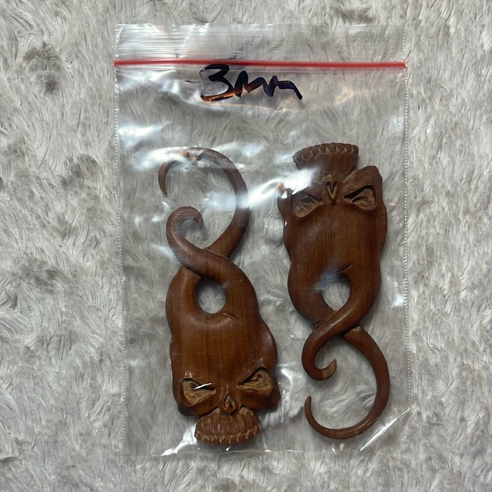 Spiral hanging skull shape, skeleton, wood air, hook, plug gauges Mult. Size